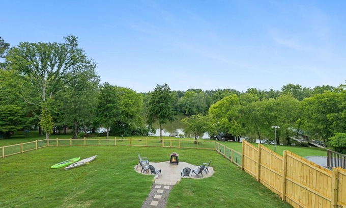 Lebanon House | Lakeside cottage w/firepit, close to Nashville!