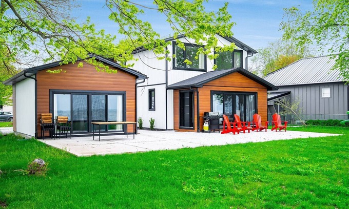 Kingsville House | Lakeside Escape