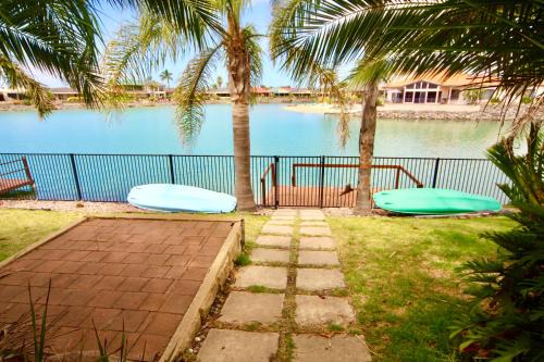 Encounter Bay House | Lakeside Getaway - 4br Jetty, Wi-fi, Waterfront