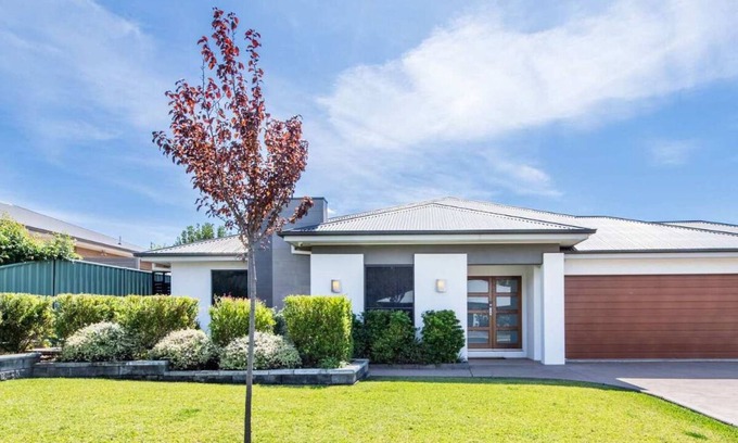 Dubbo House | Lakeside Haven - Homely Charm, Close to Dubbo Zoo