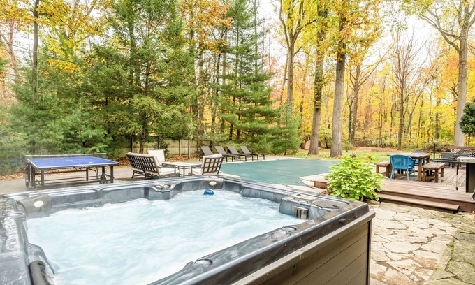 Harbert House | Lakeside Home With Pool & Hot Tub! Close To Beach!