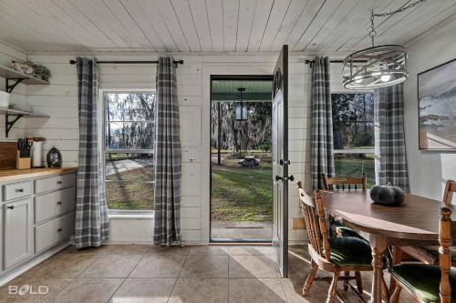 Uncertain House | Lakeside Landing, Waterfront, With Kayaks & Canoes