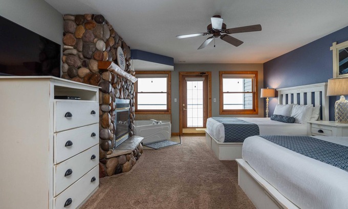 Nisswa Resort | Lakeside Lodge 2 Queen w/Jacuzzi on Gull Lake- Fireplace-Balcony - Pet Friendly!
