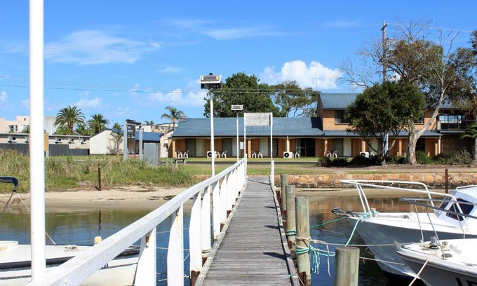 Lakes Entrance Hotel | Lakeside Motel Waterfront