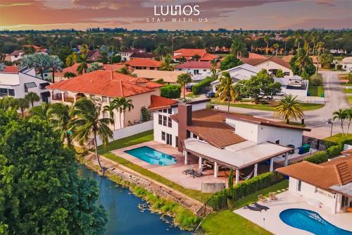 Country Club House | Lakeside Oasis Pool Sauna and Golf in Miami L40