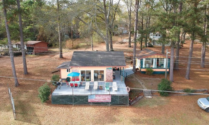 Pleasure Island House | Lakeside Pleasure Island Cabin with Deck and Gas Grill