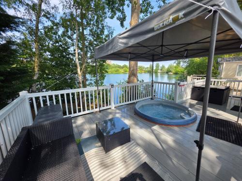 Tattershall House | Lakeside Rudd Lake, 3 bed property with hot tub and stunning views