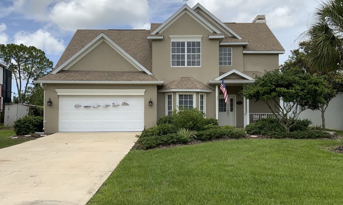 Sarasota House | Lakeside vacation awaits
