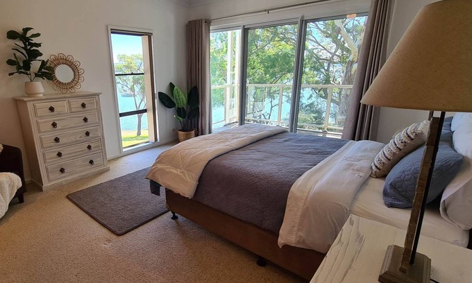Eleebana House | Lakeside waterfront, beautiful boardwalk to cafes & shops