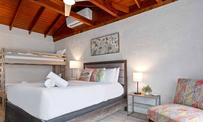 Volente Cabin | LakeTravis Bungalow 4