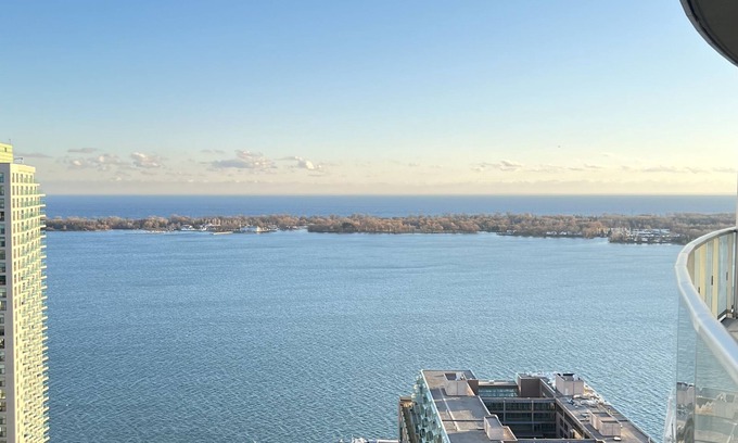 Central Waterfront Condo | Lakeview Condo with A Lot to Offer!