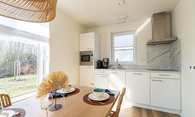 Municipality of Nissewaard House | Lakeview corner holiday home with lots of privacy