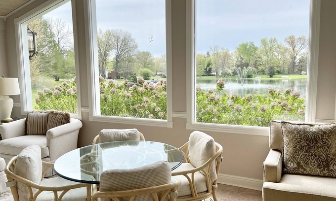 Carbondale House | Lakeview, Decks, Hot Tub, Community Pool, Walking Trails