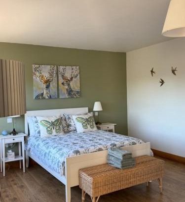 Enniskillen House | Lakeview Ensuite - Peaceful Country Escape