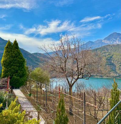 Koman House | Lakeview Escape Koman