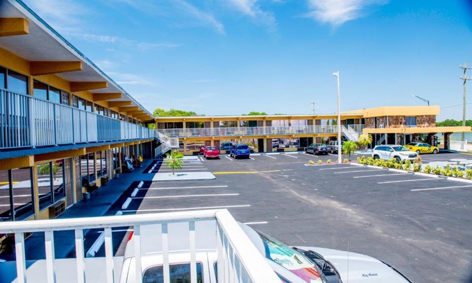 Shore Acres Hotel | Lakeview Motel