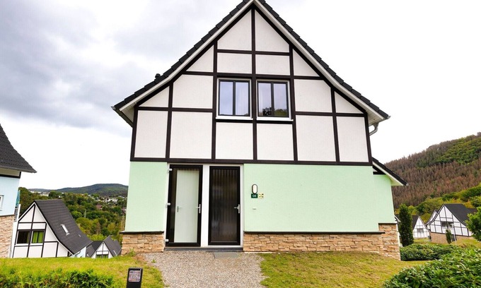 Heimbach Villa | Lakeview Villa with Pool