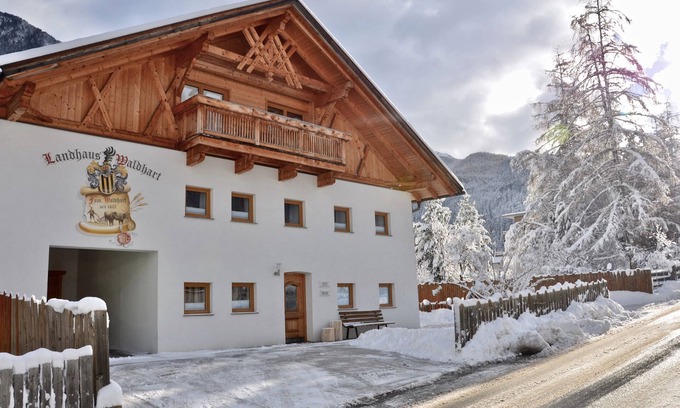 Umhausen Apartment | Landhaus Waldhart - Gemütliches Appartement mit Balkon & Kamin