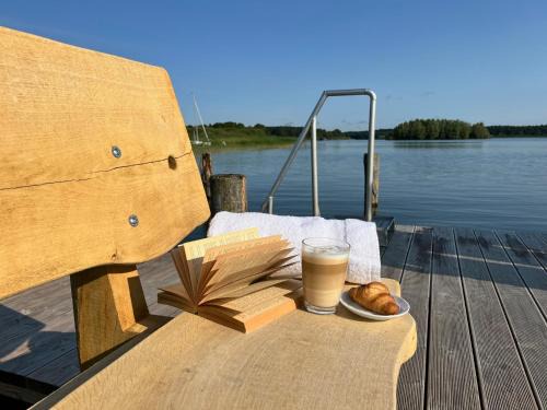 Plau am See Hotel | Landhotel Rosenhof am Plauer See garni mit E-Lade Säule