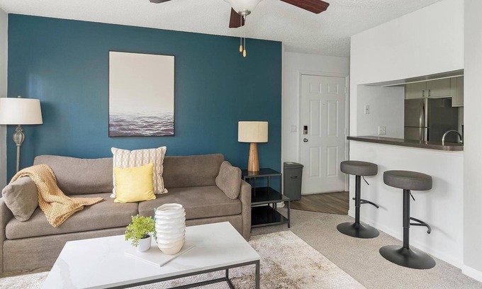 Sunbeam Apartment | Landing | Amazing 1BD, Tennis Court, Courtyard