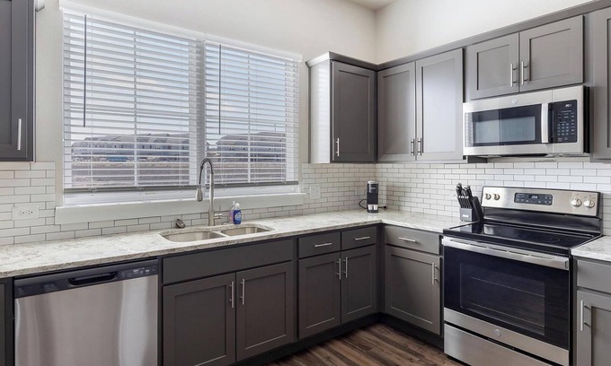 Weatherford Apartment | Landing at Stone Lake Townhomes - 3 Bedrooms in.