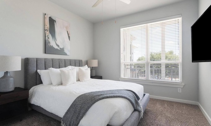 Buda Apartment | Landing | Beautiful 1BD, Gym, Yoga Studio