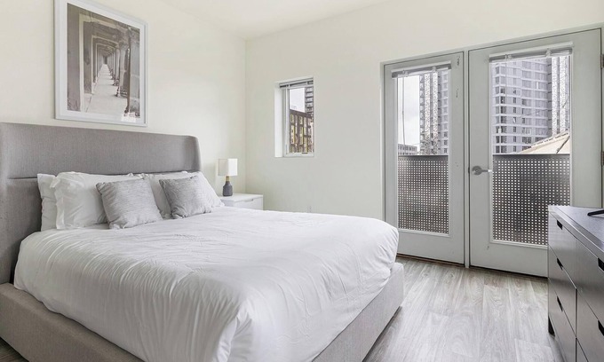 Pearl District Apartment | Landing | Modern Studio, Courtyard, Gym