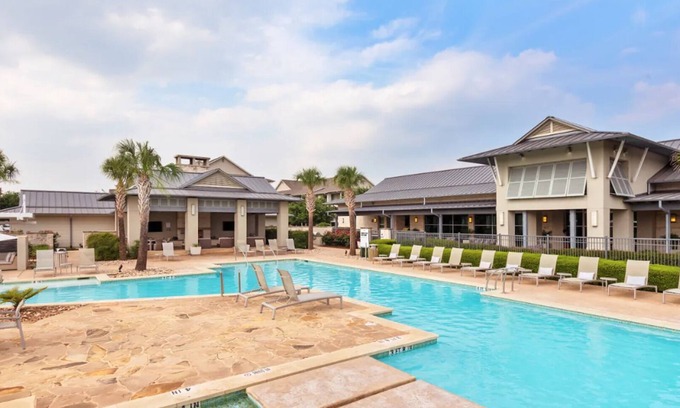 Buda Apartment | Landing | Spectacular Studio, Pool, Clubhouse