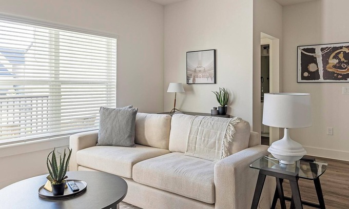 Venus Apartment | Landing | Stylish 2BD, Gym, Pool