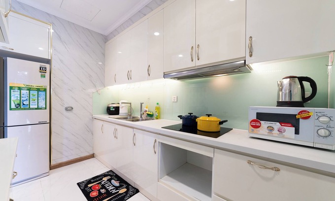 Hang Xanh Apartment | Landmark 81 by Urban Home