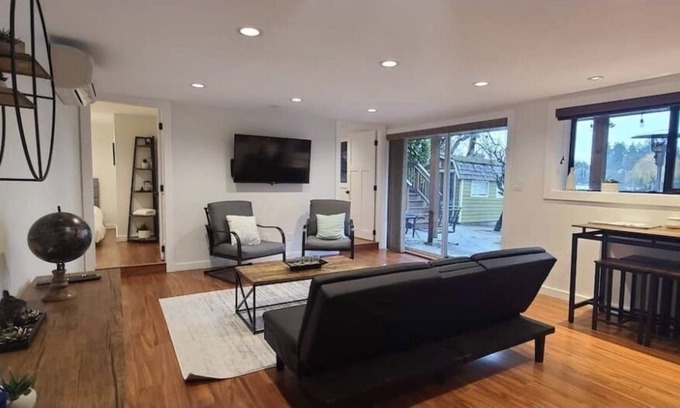 Langford House | Langford Lake Oasis - lakefront property