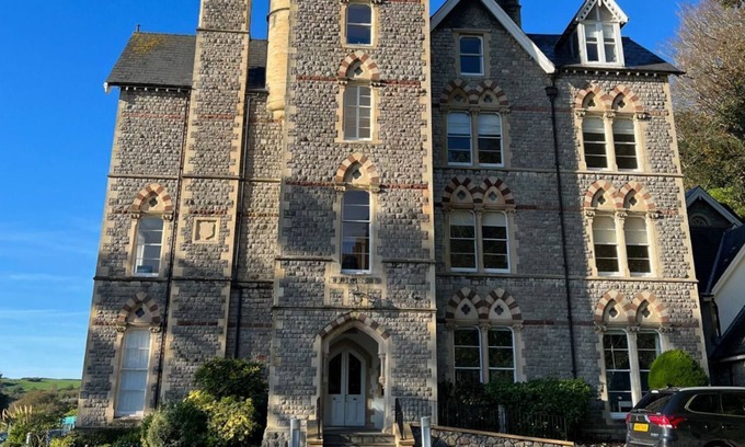 Mumbles Apartment | Langland Manor by Tŷ SA