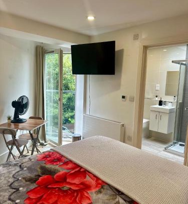 Lambeth House | Lara's Ensuite Double Room