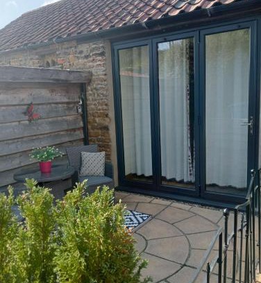 Wykeham House | Larch Cottage Ruston with hot tub, dogs go free