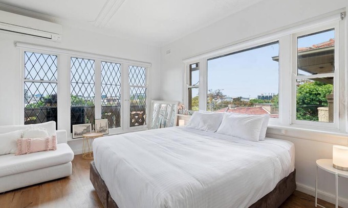 South Yarra Apartment | Large 1 Bdrm Light Filled with City Views, South Yarra