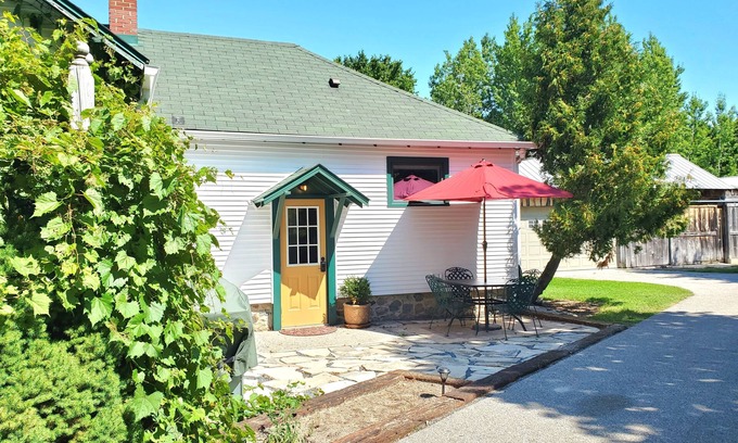 Williamsburg House | Large 2Bed/1Bath Country House - 3.6 Miles Traverse City Horse Show/Gold Cup