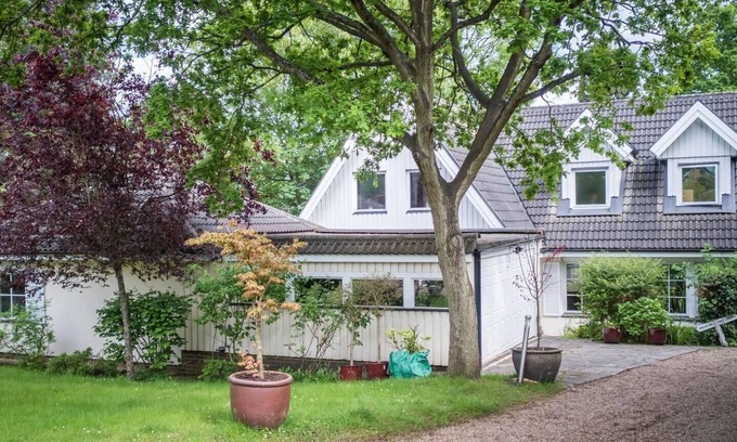 Coombe Hill House | Large 3 bed house with separately bookable studio