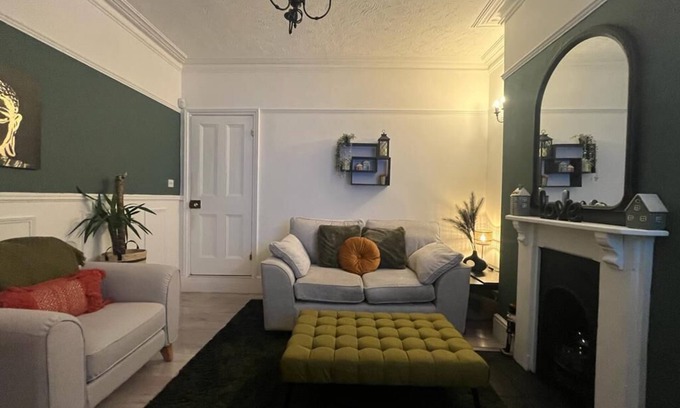 Ilkeston House | Large 3 Bed House, 2 Bathrooms. For workers, couples & families. n