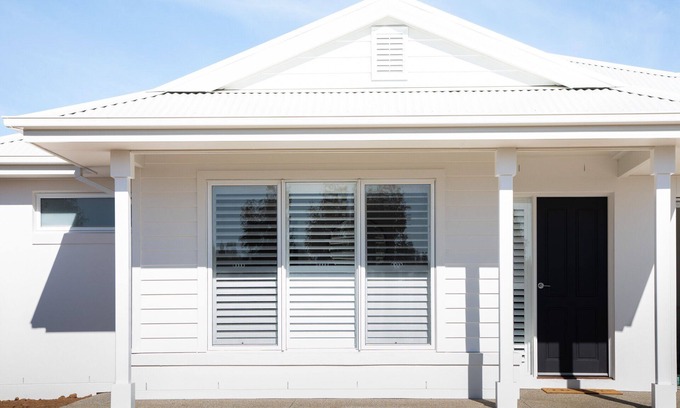 Yarrawonga House | Large 4 bedroom home sleeps 10 guests - on golf course
