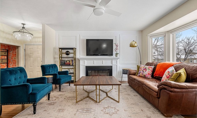 Parkland House | Large 4-level Split, 6 Bedrooms, 13 Beds, Near Fish Creek!