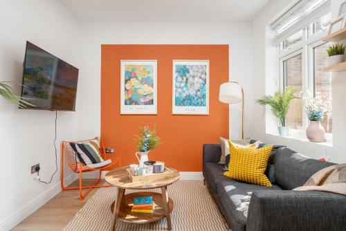 Southbury House | Large 4BR Contractor-Friendly House - Sleeps 10 - Free parking - North London