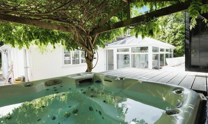 Brighton House | Large 5 Bedroom Brighton Home With Hot Tub