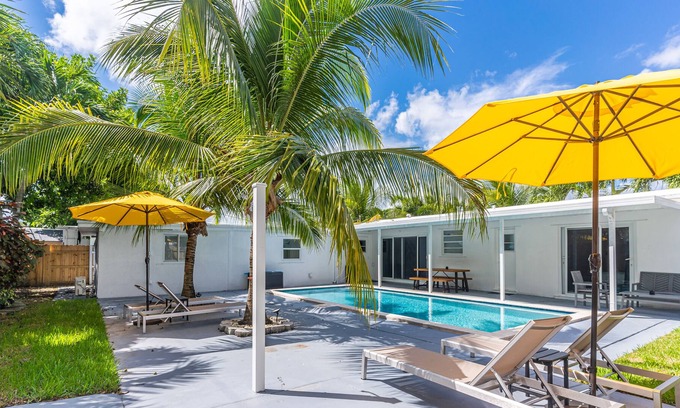West Hollywood House | Large 6BR Vacation Home, Private Pool near Casino