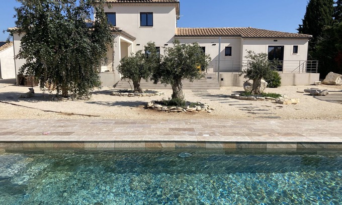 Arles Villa | Large air-conditioned villa with heated pool and enclosed garden 5min from Arles
