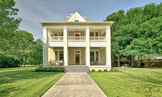 Lockhart House | Large and historical 3BR/3BA - walking distance to Courthouse Square