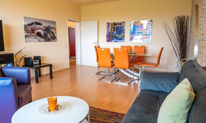 Niestetal Apartment | Large apartment (approx. 75 m²), quiet, close to the city center, south-facing balcony, free parking, WiFi