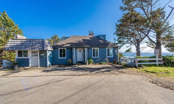 Lincoln City Apartment | LARGE BOUTIQUE VINTAGE 2 BEDROOM OCEAN VIEW SUITE #2 W/FULL KITCHEN&WOOD BURN FP