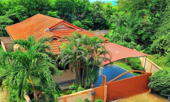Ban Saiyuan House | Large Bungalow with 3 bedrooms, 2 bathroom, covered secure parking, pet friendly
