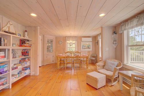 West Harwich House | Large Deck Fire Pit Dog Friendly Near Beach - Sleeps 10