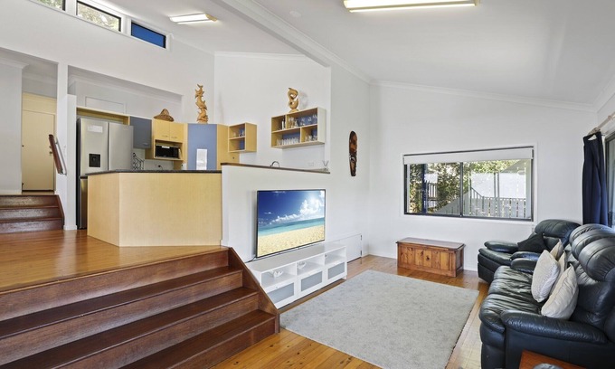 Point Lookout House | Large family beach house only a short walk to beaches and Straddie Hotel.